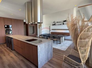 Apartamento · 230m² · 4 Quartos · 3 Vagas · Cobertura Mobiliada Itapema: 230m², Pé-Direito de 6m, Vista para o Mar e Novo Píer