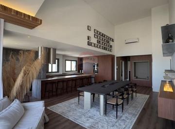 Apartamento · 230m² · 4 Quartos · 3 Vagas · Cobertura Mobiliada Itapema: 230m², Pé-Direito de 6m, Vista para o Mar e Novo Píer
