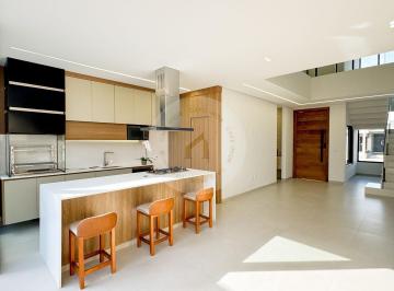 Casa · 180m² · 4 Quartos · 4 Vagas · Residencial Jardim dos Lírios - Sobrado com 4 suítes, piscina e muito espaço para sua família