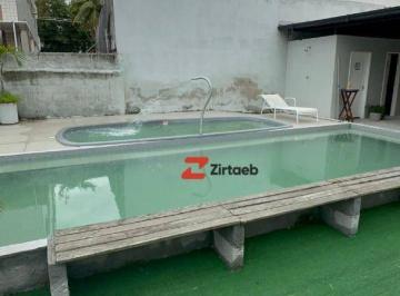 2f3e6866c9d110e8ac835fcc97972aafb51daf76 · CASA COM 2 PAVIMENTOS EM CENTRO DE TERRENO AMPLO COM PISCINA. VARANDA, 2 SALAS, 3 QUARTOS E GARAGEM