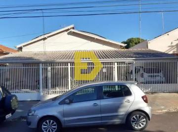 Casa · 220m² · 3 Quartos · 2 Vagas · Casa para venda em Centro de 220.00m² com 3 Quartos, 1 Suite e 2 Garagens