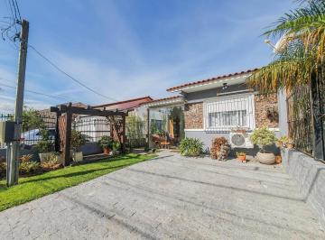 Casa · 60m² · 3 Quartos · 2 Vagas · Casa térrea 3 dormitórios totalmente reformada área de churrasco coberta e entra