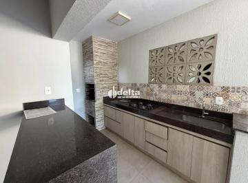 Casa · 543m² · 4 Quartos · 4 Vagas · Casa residencial com 4 quartos sendo 1 suíte disponível para locação no bairro Osvaldo Rezende em Ub
