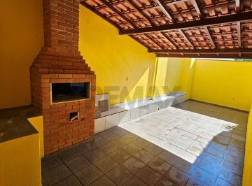 Casa · 151m² · 3 Quartos · 4 Vagas · Vende-se Casa aconchegante em rua sem saída, próximo a área verde com 3 quartos, sendo 1 suíte e chu