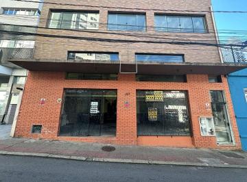 ae962c0d5876efdad8f3b5d39999638de657637c · Prédio Comercial com 3 pisos para Alugar no Centro de Florianópolis.