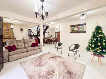 Casa · 270m² · 3 Quartos · 3 Vagas · Casa de vila para venda em Centro com 3 quartos, sendo 1 suíte, 270m²
