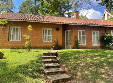 2518f3b1-2f90-41e9-910c-56b41fd3e2b8 · Casa no condomínio Morada dos Passaros para venda com 5 quartos, sendo 1 suíte, 380m²
