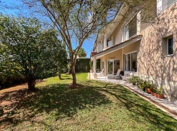 7412c265-215a-47e9-8c75-42e1c9890c06 · Casa no condomínio Morada dos Passaros para venda com 3 quartos, sendo 3 suítes, 302m²