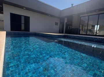 Casa · 240m² · 3 Quartos · 4 Vagas · Casa térrea à venda no Condomínio Shambala III em Atibaia com 3 suítes, piscina e terreno de 800 m²