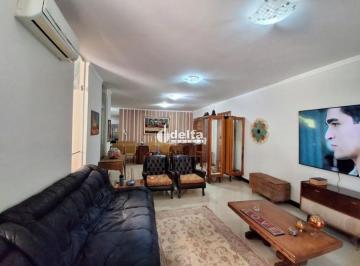 Casa · 400m² · 3 Quartos · 4 Vagas · Casa residencial com 3 suítes disponível para locação e venda no bairro Jardim Patrícia em Uberlândi