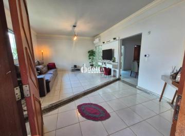 Casa · 360m² · 3 Quartos · 5 Vagas · Casa com 3 quartos sendo 2 suítes disponível para venda no bairro Santa Mônica em Uberlândia-MG