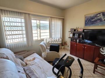 Casa · 750m² · 7 Quartos · 4 Vagas · Casa com 7 quartos sendo 1 suíte disponível para venda no bairro Martins em Uberlândia-MG