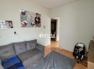 Casa · 250m² · 3 Quartos · 4 Vagas · Casa com 3 quartos sendo 1 suíte  disponível para venda no bairro Laranjeiras em Uberlândia - MG
