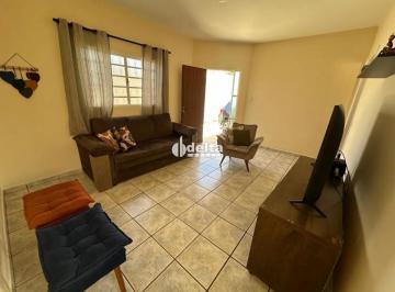 Casa · 250m² · 4 Quartos · 2 Vagas · Casa com 4 quartos sendo 1 suíte disponível para venda no bairro Santa Rosa em Uberlândia-MG