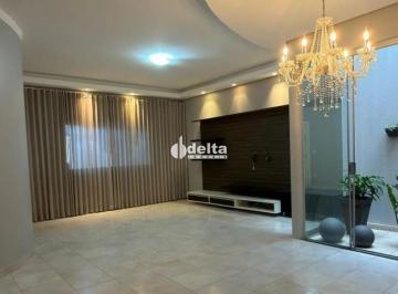 Casa · 289m² · 3 Quartos · 4 Vagas · Casa com 3 quartos sendo 1 suíte disponível para locação  no bairro Alto Umuarama em Uberlândia-MG