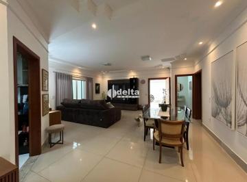 Casa · 350m² · 3 Quartos · 4 Vagas · Casa residencial mobiliada com 3 suítes disponível para locação e venda no bairro Jardim Karaíba em 