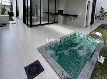 Casa · 275m² · 3 Quartos · 2 Vagas · Casa em condomínio com 3 suítes disponível para venda no bairro Granja Marileusa em Uberlândia-MG