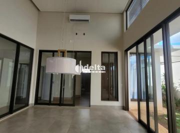 Casa · 464m² · 3 Quartos · 6 Vagas · Casa em condomínio com 3 suítes disponível para venda no bairro Jardim Sul em Uberlândia-MG