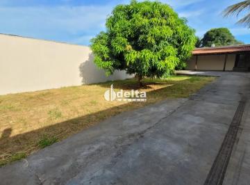 Casa · 420m² · 3 Quartos · 7 Vagas · Casa com 3 quartos, sendo 1 suíte disponível para venda em bairro de Uberlândia - MG