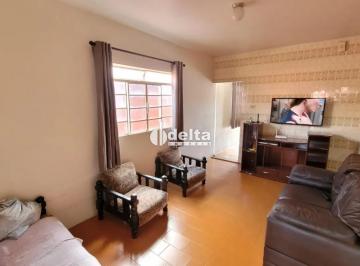 Casa · 500m² · 3 Quartos · 2 Vagas · Casa com 3 quartos disponível para venda no bairro Brasil, em Uberlândia-MG.