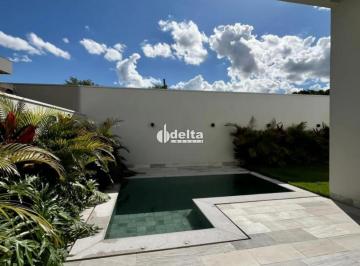 Casa · 467m² · 3 Quartos · 3 Vagas · Casa em condomínio com 3 suítes disponível para venda no bairro Granja Marileusa em Uberlândia-MG