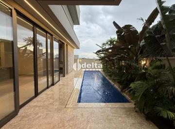 Casa · 387m² · 4 Quartos · 4 Vagas · Casa com 4 quartos, sendo 1 suíte, disponível para venda no bairro Gávea, em Uberlândia-MG.