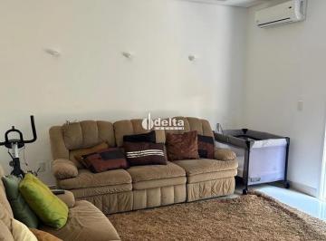 Casa · 389m² · 3 Quartos · 2 Vagas · Casa alto padrão com 3 suítes disponível para venda no bairro Nova Uberlândia, em Uberlândia-MG.