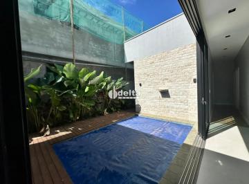Casa · 374m² · 3 Quartos · 4 Vagas · Casa em condomínio com 3 suítes disponível para venda no bairro Gávea, em Uberlândia-MG.