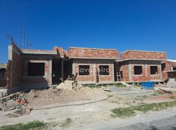 0a2dfcffcb1de44976a822b85f46747844f5fedb · Casa com 02 quartos, sendo 01 suíte, próximo ao centro de Maricá!