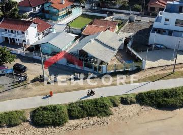 Casa · 250m² · 4 Quartos · 5 Vagas · Casa em Rua Tiradentes - Centro - Penha/SC