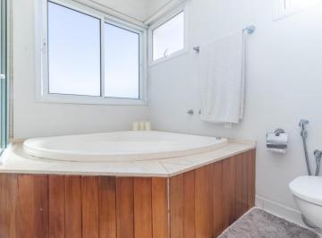 1da1b278-eda5-4ab2-bac9-9d4baf92f870 · Casa no condomínio Golf Village para venda com 4 quartos, sendo 4 suítes, 328m²