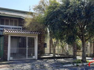 Casa · 298m² · 5 Quartos · 2 Vagas · Casa de 5 quartos e 2 vagas de garagem em Canoas.