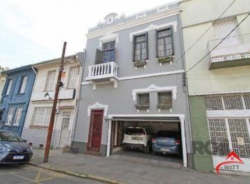 .jpg+2025-03-04 · Casa em Porto Alegre, no bairro Floresta, com 3 dormitório(s), e 3 banheiros, à
