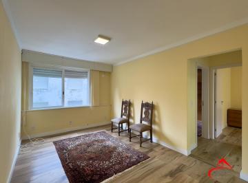 Living · Apartamento 2 dormitórios, reformado e ensolarado no Centro Histórico