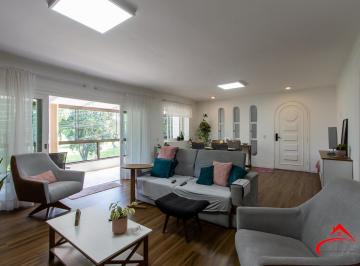 Casa · 238m² · 3 Quartos · 2 Vagas · Linda casa totalmente reformada, 3 quartos (1 suite), 2 vagas cobertas - Bairro