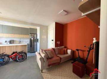 Sala de estar · 1 dormitório com móveis sob medida, vaga e infraestrutura no bairro Ecoville.