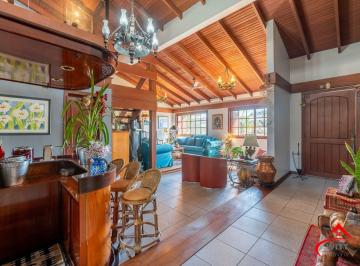 Casa · 385m² · 3 Quartos · 4 Vagas · Casa semimobiliada com 385m², 3 suítes, piscina e espaço gourmet na Chácara das