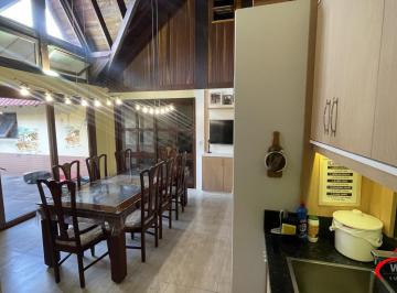 Casa · 193m² · 4 Quartos · 3 Vagas · Casa térrea com 2 suítes com amplo pátio,