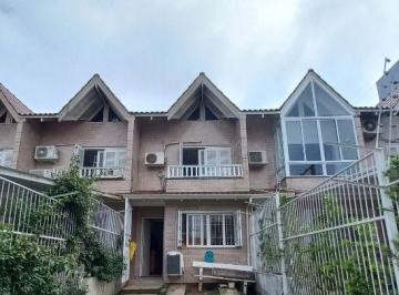 .jpg+2025-03-04 · Casa em Porto Alegre, no bairro Guarujá, com 2 dormitório(s), e 2 banheiros, à v