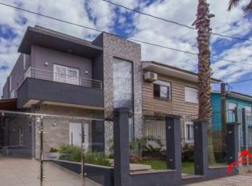 Casa · 185m² · 3 Quartos · 3 Vagas · Não deixe de conhecer esta preciosidade na Lomba do Pinheiro