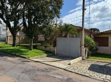 Casa de 3 quartos, Curitiba · Casa térrea averbada, tendo suíte, 2 quartos espaçosos com enorme QUINTAL E POMAR