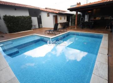 Casa · 360m² · 3 Quartos · 3 Vagas · Casa com 3 quartos sendo 2 suítes disponível para venda no bairro Cidade Jardim em Uberlândia MG