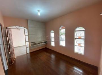 Casa · 360m² · 3 Quartos · 3 Vagas · Casa com 3 quartos sendo 1 suíte disponível para venda no bairro Santa Mônica em Uberlândia-MG.