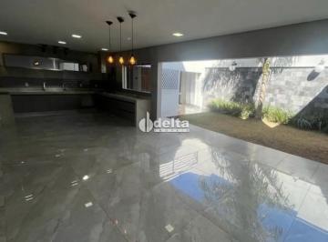 Casa · 250m² · 3 Quartos · 3 Vagas · Casa residencial disponível para venda no bairro Cidade Jardim em Uberlândia-MG.