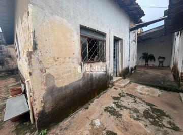 Casa · 240m² · 3 Quartos · 2 Vagas · Casa residencial com 3 quartos disponível para venda no bairro Osvaldo Rezende em Uberlândia-MG