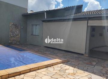 Casa · 360m² · 3 Quartos · 4 Vagas · Casa residencial disponível no bairro Santa Mônica em Uberlândia-MG.