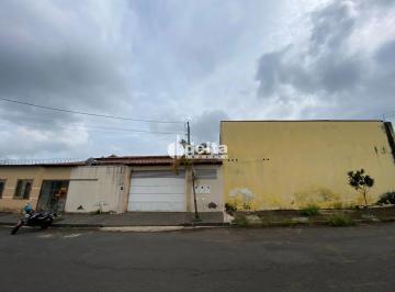 Casa · 450m² · 3 Quartos · 2 Vagas · Casa disponível para venda no bairro Custódio Pereira em Uberlândia-MG