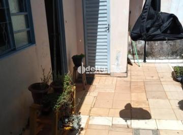 Casa · 240m² · 3 Quartos · 2 Vagas · Casa com 3 quartos sendo 1 suíte disponível para venda no bairro Planalto em Uberlândia-MG