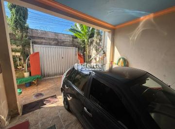 Casa · 250m² · 3 Quartos · 1 Vaga · Casa residencial disponível para venda no bairro Laranjeiras em Uberlândia-MG