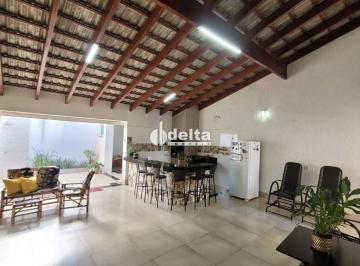 Casa · 360m² · 4 Quartos · 2 Vagas · Casa residencial com 4 suítes disponível para locação e venda no bairro Santa Mônica em Uberlândia-M